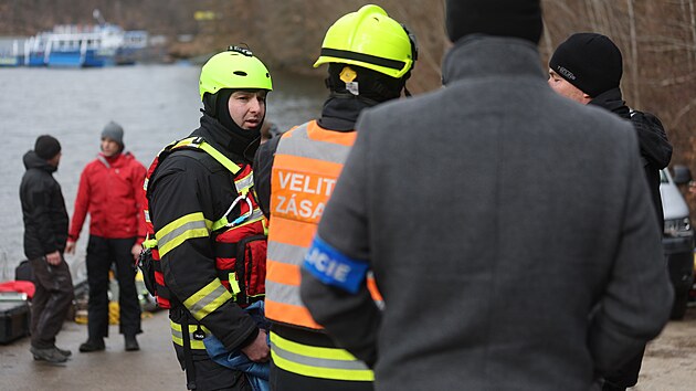 Pl�novan� v�cvik u Dale�ick� p�ehrady skon�il trag�di�. Poh�e�ovan�ho policejn�ho pot�p��e na�li kolegov� mrtv�ho. (24. �nora 2026)