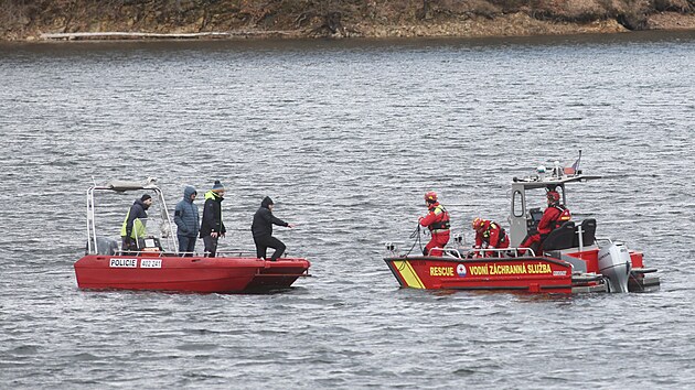Pl�novan� v�cvik u Dale�ick� p�ehrady skon�il trag�di�. Poh�e�ovan�ho policejn�ho pot�p��e na�li kolegov� p�i rozs�hl� p�trac� akci mrtv�ho. (24. �nora 2026)