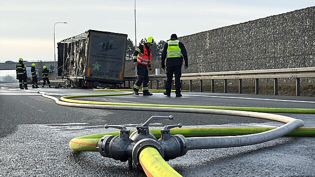 Po��r n�v�su n�kladn�ho vozidla na d�lnici D8 na 3. km sm�r Praha. (20. �nora 2026)