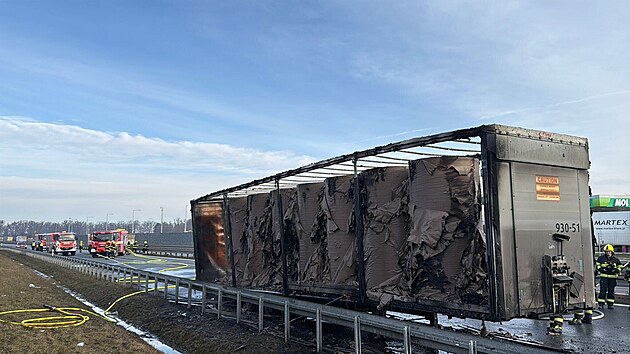 Po��r n�v�su n�kladn�ho vozidla na d�lnici D8 na 3. km sm�r Praha. (20. �nora 2026)