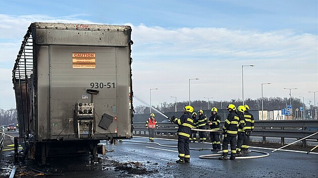 Po��r n�v�su n�kladn�ho vozidla na d�lnici D8 na 3. km sm�r Praha. (20. �nora 2026)