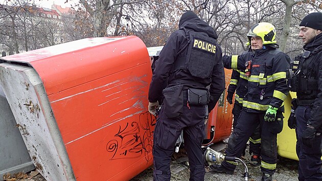 Hasi�i v pra�sk� �tvrti Karl�n� zachra�ovali osobu, kter� se zasekla v kontejneru na elektroodpad. (20. �nora 2026)