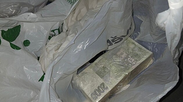 Senior odevzdal cizinci v igelitce 540 tisíc, aby se mu zhodnotily. Už mířily pryč