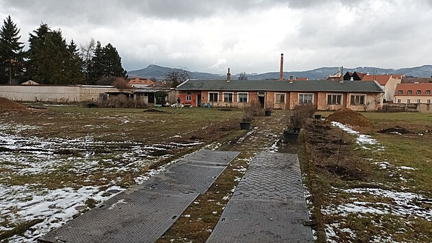 Na D�msk�m pahorku v Litom��ic�ch za�ala rozs�hl� prom�na prostoru. Z n�m�st� p�ed katedr�lou svat�ho �t�p�na i z dosud nep��stupn� biskupsk� zahrady se m� st�t modern� park. (�nor 2026)
