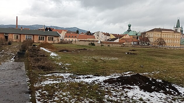 Na D�msk�m pahorku v Litom��ic�ch za�ala rozs�hl� prom�na prostoru. Z n�m�st� p�ed katedr�lou svat�ho �t�p�na i z dosud nep��stupn� biskupsk� zahrady se m� st�t modern� park. (�nor 2026)