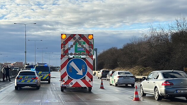 P�evr�cen� n�kladn� vozidlo u Zli��na zkomplikovalo dopravu. (23. �nora 2026)