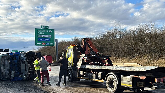 P�evr�cen� n�kladn� vozidlo u Zli��na zkomplikovalo dopravu. (23. �nora 2026)