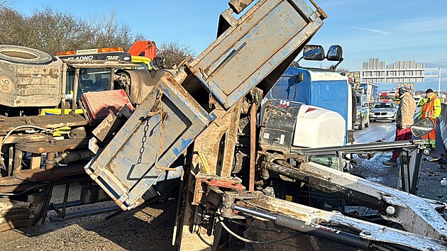 P�evr�cen� n�kladn� vozidlo u Zli��na zkomplikovalo dopravu. (23. �nora 2026)