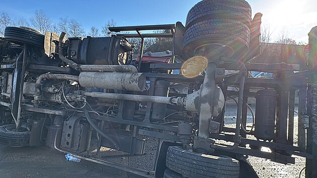 P�evr�cen� n�kladn� vozidlo u Zli��na zkomplikovalo dopravu. (23. �nora 2026)