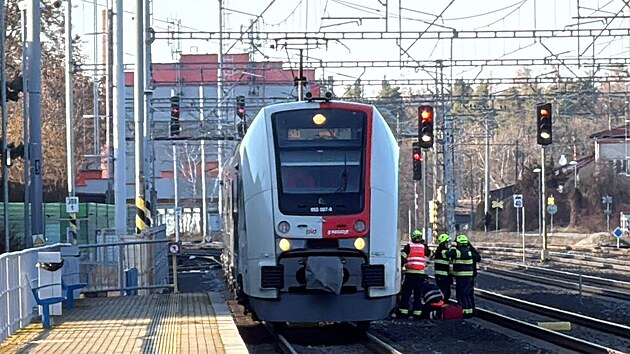 Provoz na �elezni�n�m koridoru v �valech zastavil st�et vlaku s �lov�kem, kter� je v p��i z�chran���. (25. �nora 2026)