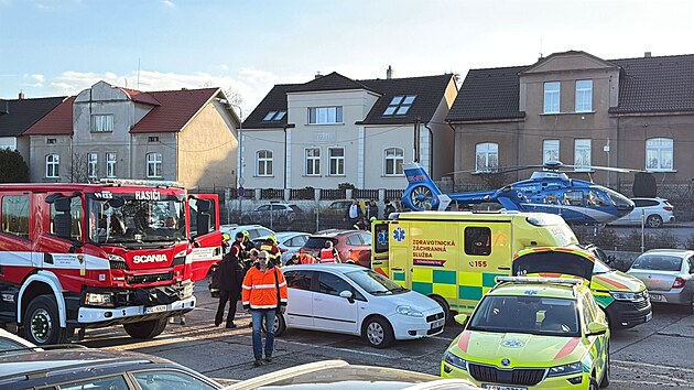 Provoz na �elezni�n�m koridoru v �valech zastavil st�et vlaku s �lov�kem, kter� je v p��i z�chran���. (25. �nora 2026)