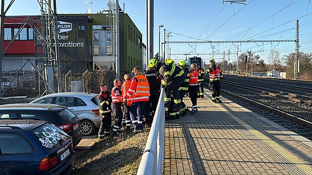 Provoz na �elezni�n�m koridoru v �valech zastavil st�et vlaku s �lov�kem, kter� je v p��i z�chran���. (25. �nora 2026)