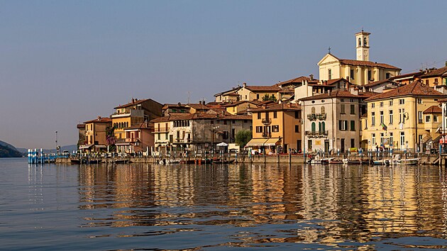 Ryb��sk� vesni�ka Peschiera Maraglio na ostrov� Monte Isola v srdci italsk�ho jezera Lago Iseo.