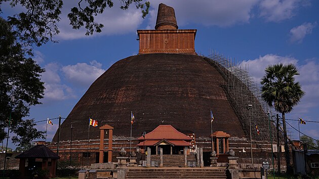 Z��cen� ��sti Jetavanaramaya odhaluj� promy�lenou konstrukci s dutou komorou pro ventilaci i ukryt� relikvi��e � d�kaz, �e tato monument�ln� st�pa byla nejen architektonick�m z�zrakem, ale i hluboce posv�tn�m.