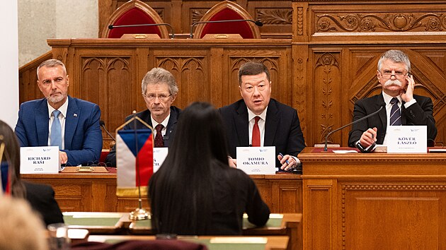 V Budape�ti se kon� jedn�n� p�edsed� parlament� zem� V4. Na sn�mku p�edseda slovensk� N�rodn� rady Richard Ra�i, p�edseda Sen�tu Milo� Vystr�il (ODS), p�edseda Sn�movny Tomio Okamura (SPD) a p�edseda ma�arsk�ho parlamentu L�szl� K�v�r. (26. �nora 2026)