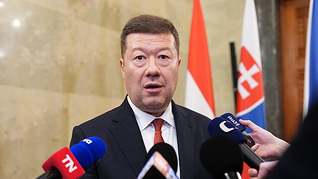 P�edseda Sn�movny Tomio Okamura (SPD) po jedn�n� ��f� parlament� zem� Visegr�dsk� �ty�ky. (26. �nora 2026)