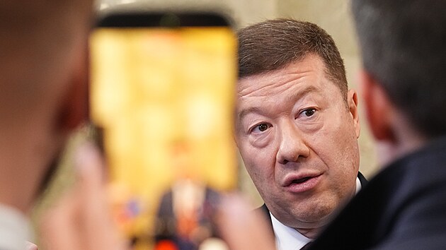 P�edseda Sn�movny Tomio Okamura (SPD) po jedn�n� ��f� parlament� zem� Visegr�dsk� �ty�ky. (26. �nora 2026)