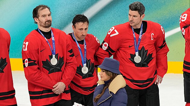 Kana�an� p�eb�raj� st��brn� medaile. Zleva Mark Stone, Brad Marchand a Sidney Crosby.