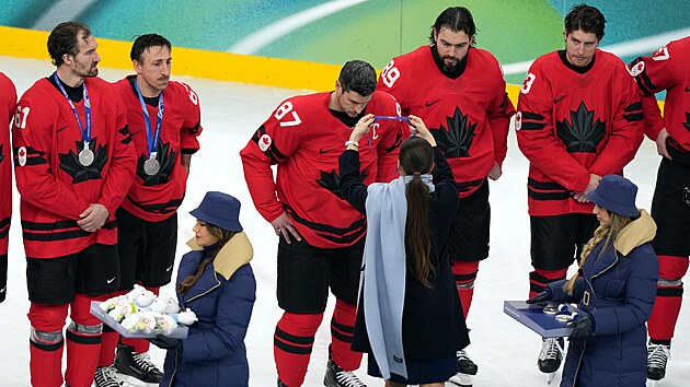 Sidney Crosby dost�v� st��brnou medaili na olympi�d� v Mil�n�.