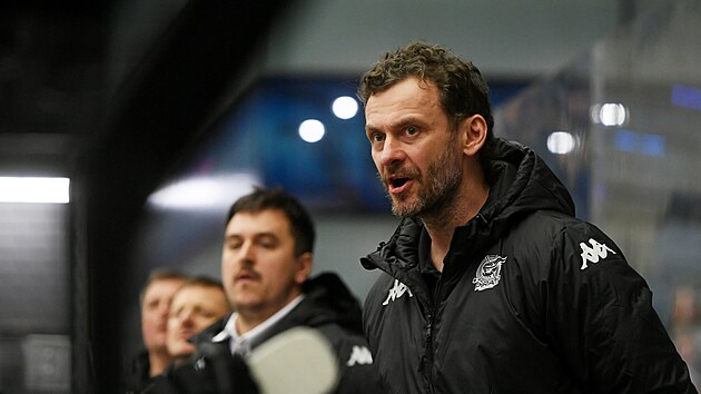 Legend�rn� hokejista Viktor H�bl v pozici jednoho z tren�r� v Chomutov�