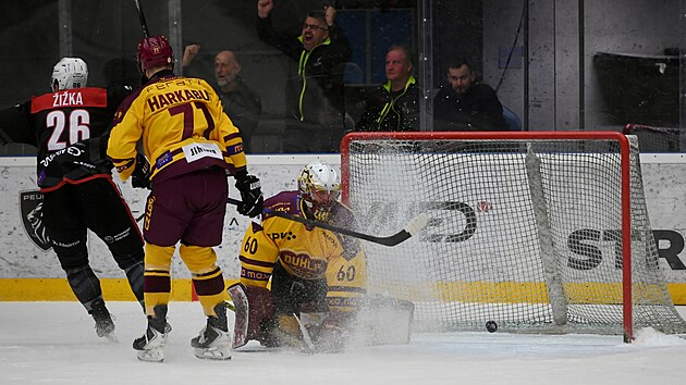 Jihlavsk� brank�� Maxim �ukov inkasuje v Chomutov� g�l v posledn�m z�pase z�kladn� ��sti prvn� hokejov� ligy, v n� se dom�c� zachr�nili.