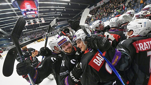 Chomutov�t� hokejist� d�ky v�t�zstv� 3:0 nad Jihlavou v posledn�m z�pase z�kladn� ��sti slav� z�chranu v prvn� hokejov� lize.