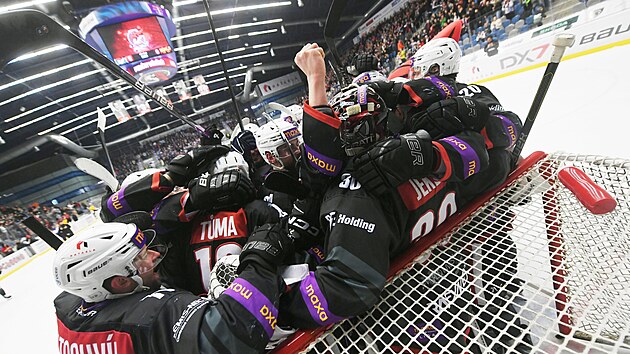 Chomutov�t� hokejist� d�ky v�t�zstv� 3:0 nad Jihlavou v posledn�m z�pase z�kladn� ��sti slav� z�chranu v prvn� hokejov� lize.