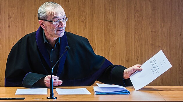 Soudce Karel Men��k p�i vyhl�en� rozsudku se zdravotnicemi v p��padu smrti studenta Univerzity Obrany p�i v�cviku. (26. �nora 2026)