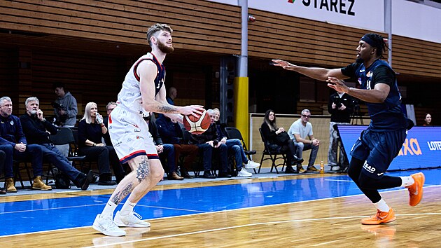 Americk� k��deln�k Ryker Cisarik u� odehr�l za Brno dva z�pasy. V dom�c� premi��e proti Ostrav� zapsal osmn�ct bod� a uk�zal sv�j potenci�l.