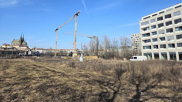 Zah�jen� stavby severn� ��sti nov�ho Bulv�ru, kter� propoj� centrum Brna s budouc�m vlakov�m n�dra��m. Osa Bulv�ru povede tam, kde jsou vid�t n�letov� d�eviny.