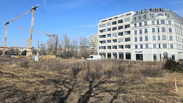 Zah�jen� stavby severn� ��sti nov�ho Bulv�ru, kter� propoj� centrum Brna s budouc�m vlakov�m n�dra��m. Osa bulv�ru povede tam, kde jsou vid�t n�letov� d�eviny. Jeho ���e bude od �erven�ho kol�ku a� k novostavb� na druh� stran�.