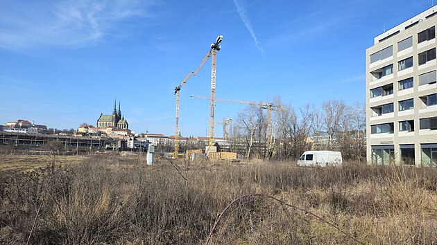 Zah�jen� stavby severn� ��sti nov�ho Bulv�ru, kter� propoj� centrum Brna s budouc�m vlakov�m n�dra��m. Osa Bulv�ru povede tam, kde jsou vid�t n�letov� d�eviny.