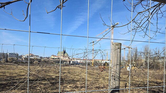 Zah�jen� stavby severn� ��sti nov�ho Bulv�ru, kter� propoj� centrum Brna s budouc�m vlakov�m n�dra��m. Osa Bulv�ru povede tam, kde jsou vid�t n�letov� d�eviny.