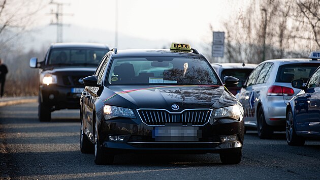 Auta taxik��� zdobily r��ov� a reflexn� zelen� pruhy v barv�ch reflexn�ch prvk� na voze zavra�d�n� kolegyn�.