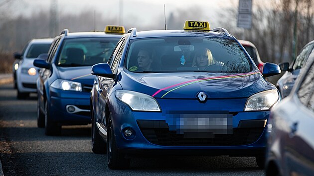 Auta taxik��� zdobily r��ov� a reflexn� zelen� pruhy v barv�ch reflexn�ch prvk� na voze zavra�d�n� kolegyn�. (27. �nora 2026)