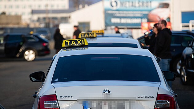 Auta taxik��� zdobily r��ov� a reflexn� zelen� pruhy v barv�ch reflexn�ch prvk� na voze zavra�d�n� kolegyn�. Pr�vod v�c ne� dvac�tky aut projel m�stem. (27. �nora 2026)