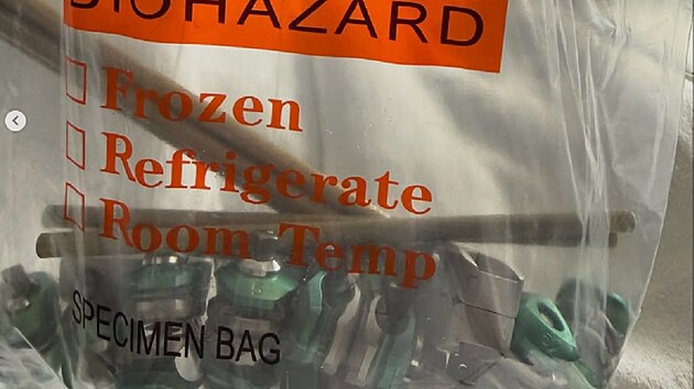 N��ad� odebran� po operaci Lindsey Vonnov� ulo�en� ve speci�ln�m zdravotnick�m s��ku s ozna�en�m �biohazard�. Americk� ly�a�ka podstoupila po p�du v olympijsk�m sjezdu u� p�t� z�krok, posledn� trval v�ce ne� �est hodin.