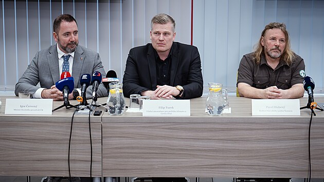 Ministr �ivotn�ho prost�ed� Igor �erven� (Motorist�) ve �tvrtek dopoledne jednal s �editeli n�rodn�ch park� v �esku. Sch�zky se ��astnil tak� vl�dn� zmocn�nec pro klima a Green Deal Filip Turek. (26. �nora 2026)