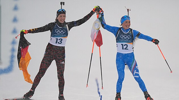 Italka Dorothea Wiererov� (vpravo) a N�mka Franziska Preussov� se v olympijsk�m...