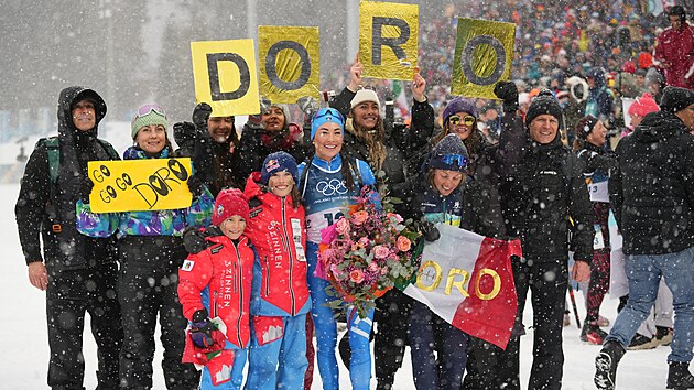 Italka Dorothea Wiererov� se v olympijsk�m z�vod� s hromadn�m startem...