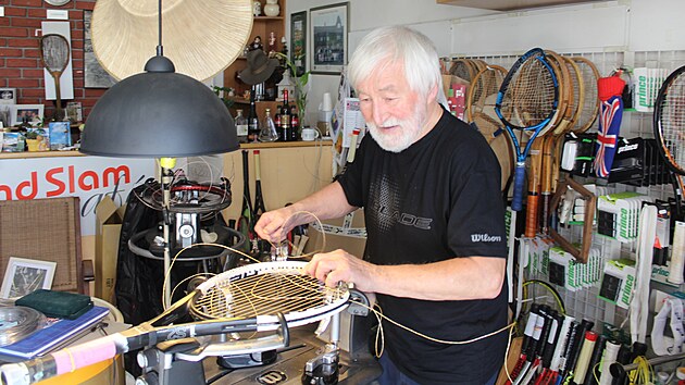 Vypléta� tenisových raket Petr Jurosz