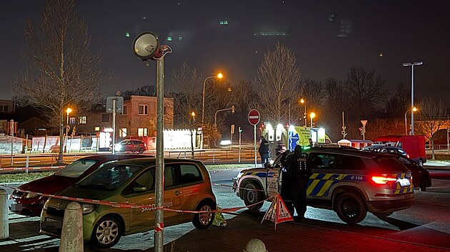 Pra��t� policist� zadr�eli ve �tvrti Hostavice po ohled�n� auta cizince podez�el�ho z n�siln� trestn� �innosti v Polsku. (20. �nora 2026)