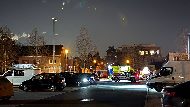 Pra��t� policist� zadr�eli ve �tvrti Hostavice po ohled�n� auta cizince podez�el�ho z n�siln� trestn� �innosti v Polsku. (20. �nora 2026)