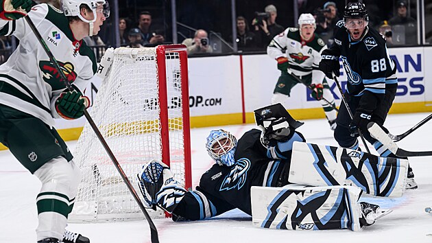 Karel Vejmelka v br�n� Utahu zasahuje proti ofenziv� Minnesoty.