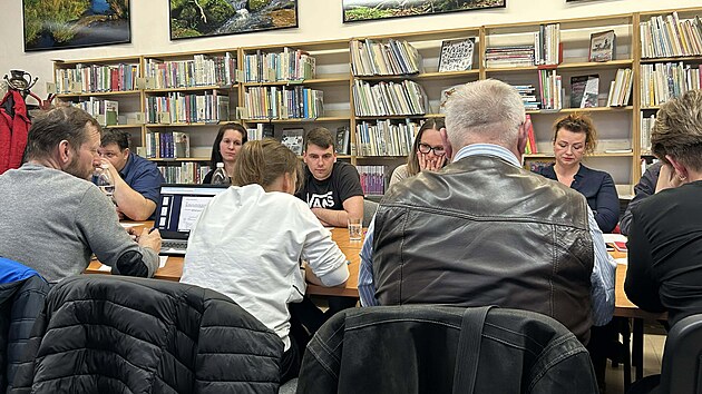 Nov�m radn�m Horn� Stropnice se stal Michal Kus�k (na fotce uprost�ed v tmav�m tri�ku), kter� je vnukem obvin�n�ho b�val�ho starosty. (�nor 2026)