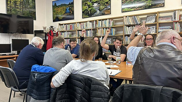 N�vrhy opozice zastupitel� nepodpo�ili. N�kte�� p��tomn� hovo�ili o automatu na zved�n� rukou. (�nor 2026)