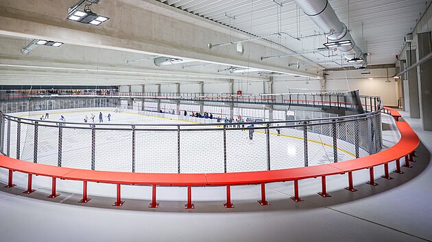 Horn� ochoz lemuje prstenec tvo�en� �erven�mi lavicemi. (�nor 2026)