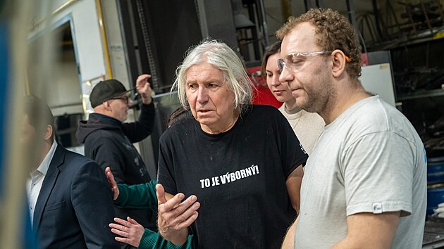 Relikvi�� kn�� Jana Buly a V�clava Drboly, kte�� byli popraveni v r�mci tzv. babick�ho procesu v 50.letech, za�al vznikat ve sl�v�rn� Alucast v Tupes�ch. Na sn�mku autor n�vrhu akademick� socha� Otmar Oliva (vlevo) a sl�va� Radek Trn��k p�i odl�v�n� hlin�kov�ch ��st� relikvi��e. (�nor 2026)