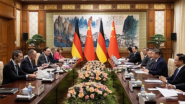 N�meck� kancl�� Friedrich Merz nav�t�vil ��nu, setkal se s ��nsk�m prezidentem Si �in-pchingem. (25. �nora 2026)