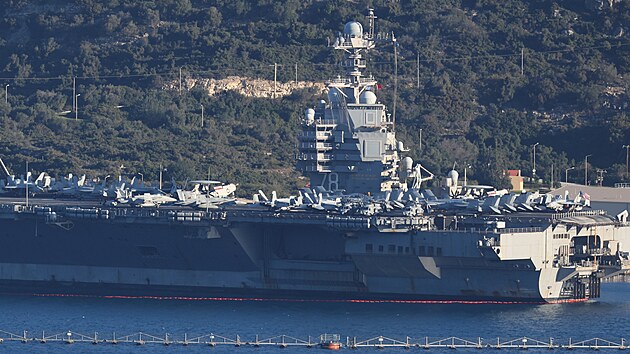 Nejv�t�� letadlov� lo� sv�ta USS Gerald R. Ford zakotvila na Kr�t�. Sm��uje k Bl�zk�mu v�chodu. (24. �nora 2026)